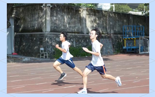 球场上的较量!运动员展现实力